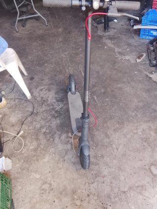 Patinete eléctrico gris