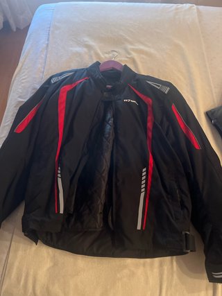 Chaqueta de motorista negra con rojo