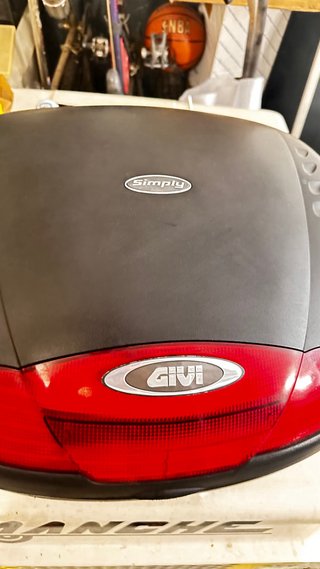 Baúl Moto GIVI Simply Negro y soporte
