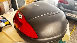Baúl Moto GIVI Simply Negro y soporte