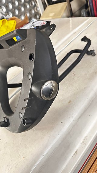 Baúl Moto GIVI Simply Negro y soporte