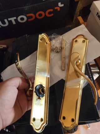 Manillas doradas para puerta