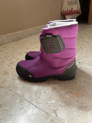 Botas de nieve moradas y negras