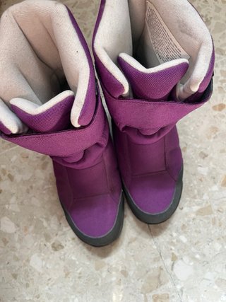 Botas de nieve moradas y negras