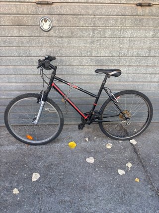 Bicicleta de montaña negra