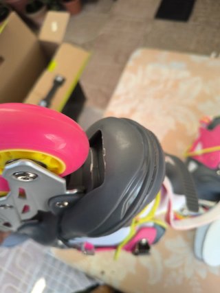 Patines en línea rosas y grises para niña