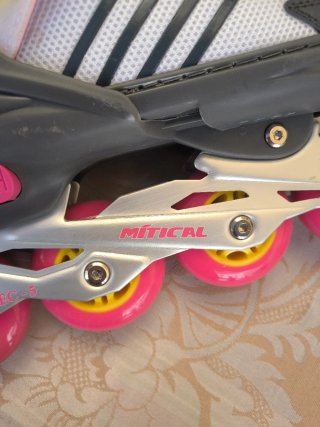 Patines en línea rosas y grises para niña