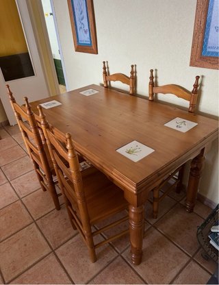 Mueble aparador, platera, mesa y sillas.