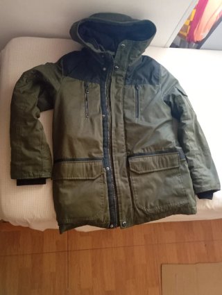 Abrigo verde militar con capucha