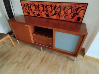 Aparador de madera con puertas correderas