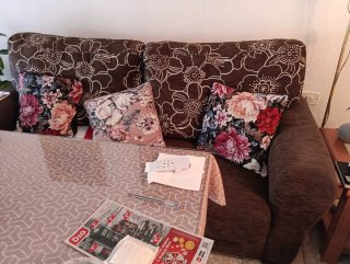 Sofá de 2 plazas con estampado floral