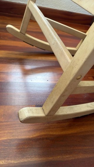 Mecedora de madera color beige