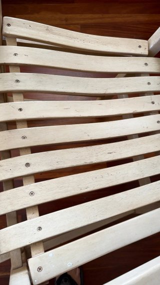 Mecedora de madera color beige