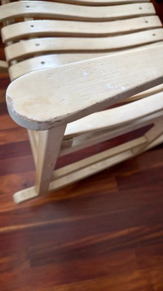 Mecedora de madera color beige