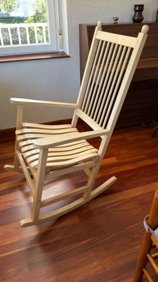 Mecedora de madera color beige