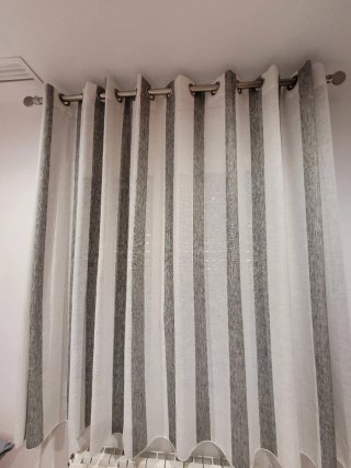 Cortina de venrana de tela gris y blanca