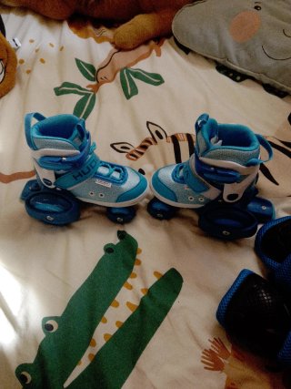 Patines de inicio Hudora y protectores azul