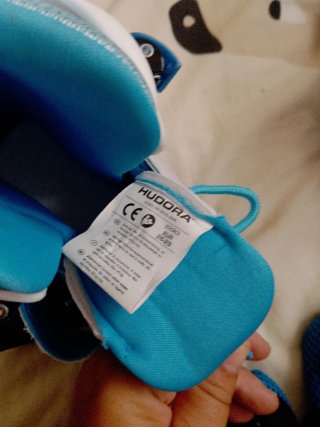 Patines de inicio Hudora y protectores azul