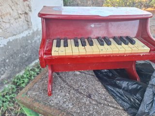 Piano de juguete rojo vintage