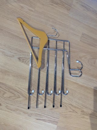 Perchas metálicas y de madera