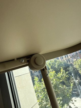 Mesa auxiliar IKEA con portavasos