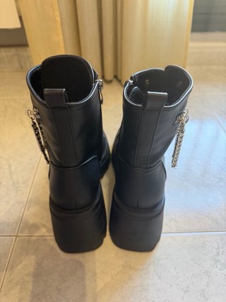 Botas militares negras con tacón y cadena