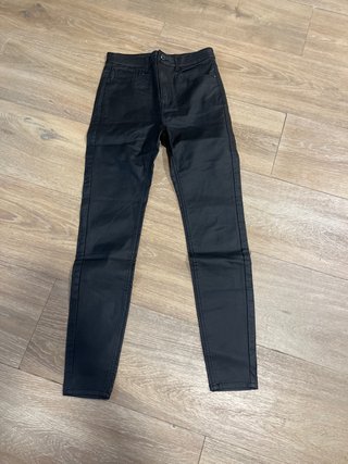Pantalón efecto piel negro talla 38