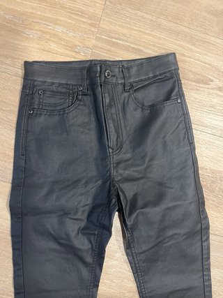 Pantalón efecto piel negro talla 38
