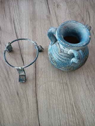 Jarrón antiguo de cerámica azul