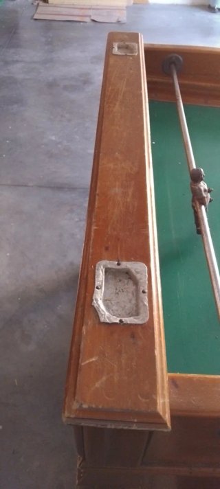 Futbolín antiguo de madera maciza y metal