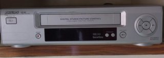 Televisor y reproductor DVD antiguos