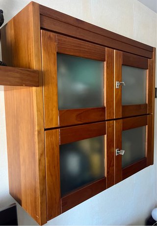Mueble de madera cerezo con puertas de cristal