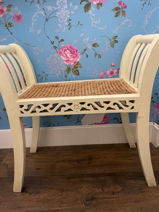 Banqueta de madera y ratán