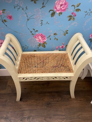 Banqueta de madera y ratán