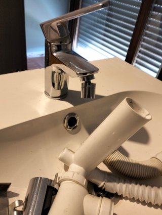 Mueble de baño blanco con lavabo