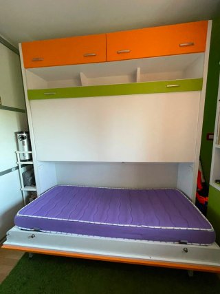 Cama litera abatible naranja y verde