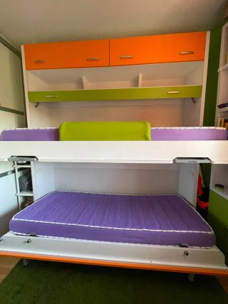 Cama litera abatible naranja y verde