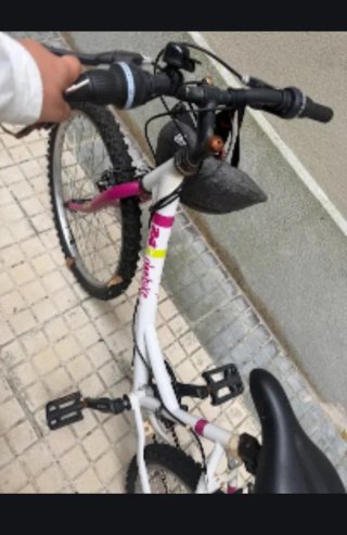 Bicicleta infantil blanca y rosa