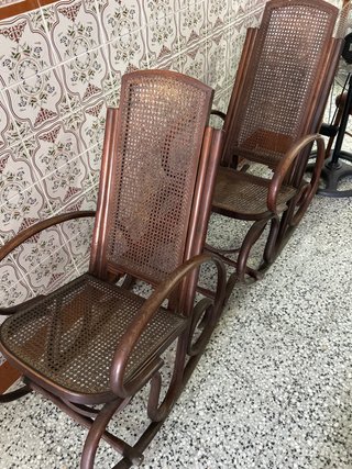 Mecedora antigua de madera y ratán