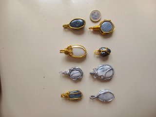 Colgantes de piedras pulidas con alambre