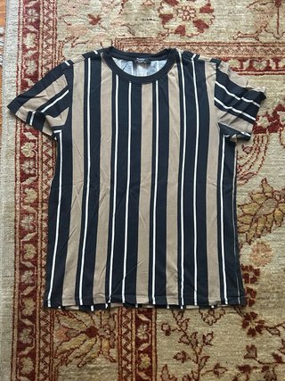 Camiseta Bershka Rayas Verticales Negra y Marrón
