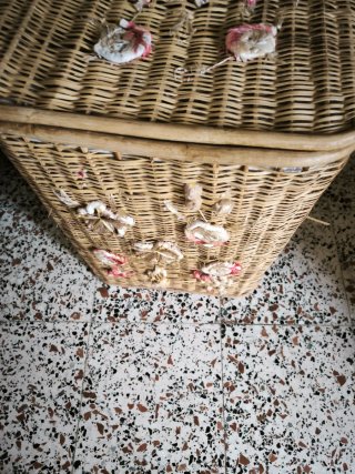 Cestas de mimbre rosas y beig