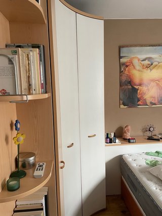 Armario esquinero dormitorio beige y blanco