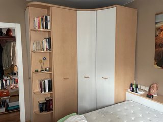 Armario esquinero dormitorio beige y blanco