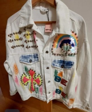 Cazadora vaquera oversize con accesorios.