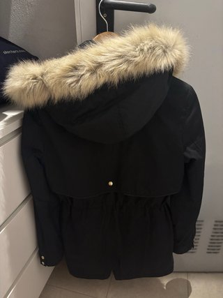 Parka negra con capucha y pelo