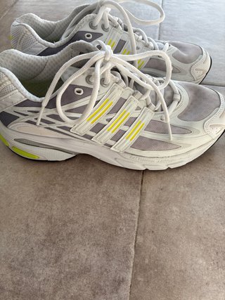 Zapatillas Adidas Grises y Blancas