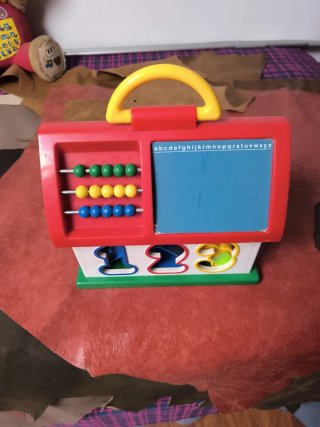 Teléfono de juguete con tren y números