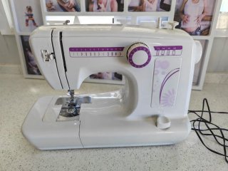 Máquina de coser blanca