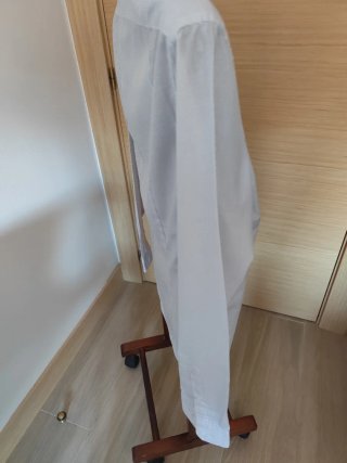 Camisa de vestir gris y blanca